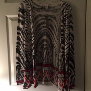 A cardigan very delicate, in white,black and some details in red